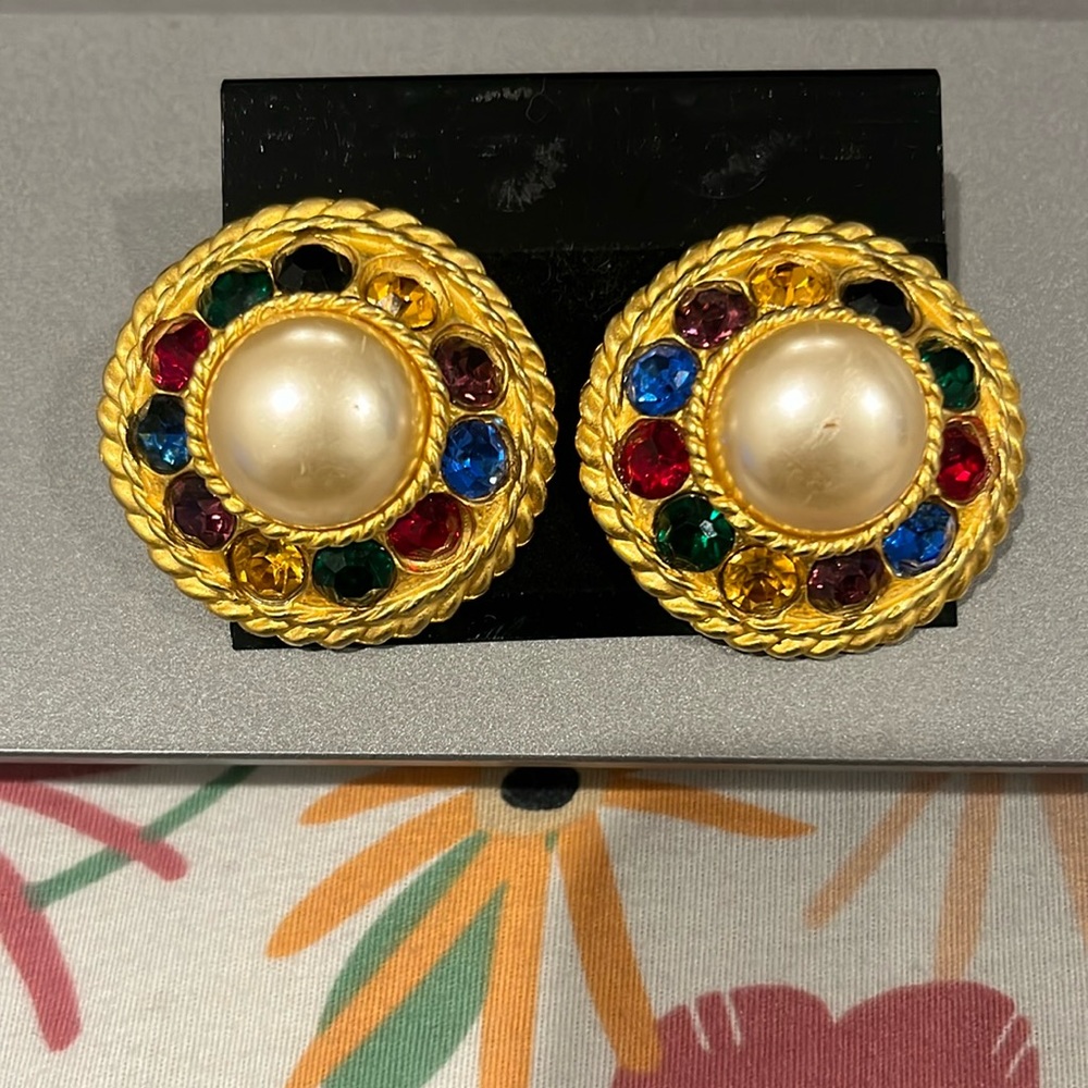 Vintage clip on earrings..... never wore. Excellent condition. No missing stones
